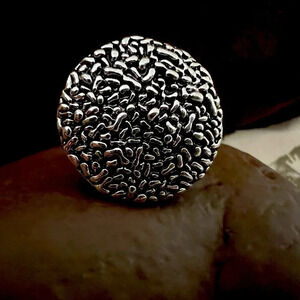 Ring- silver round disc accent ring. Size: 7